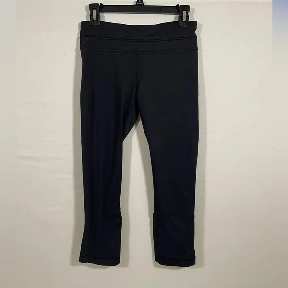 Lululemon Black Crop Leggings Back Zipper Pocket Size 6 - Picture 2 of 5